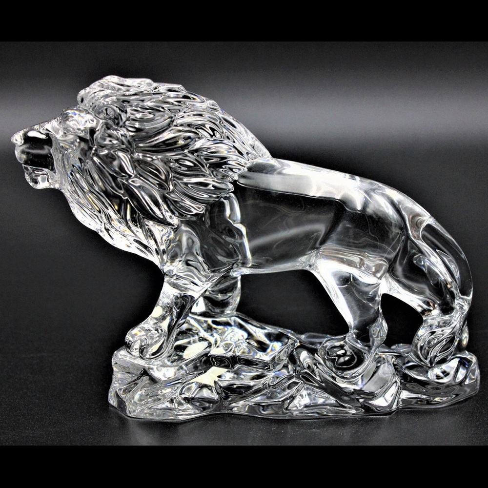 NEW- wonders of the wild lead Crystal lion